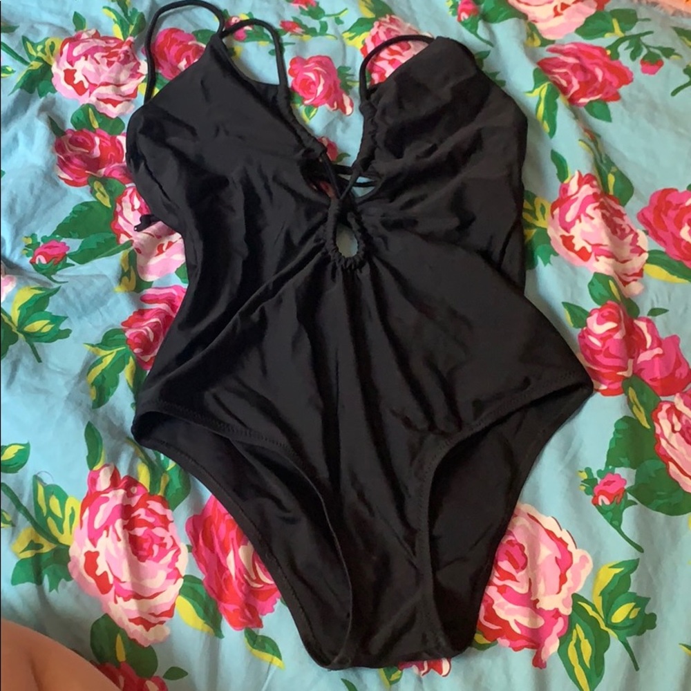 Cupshe strappy black one piece